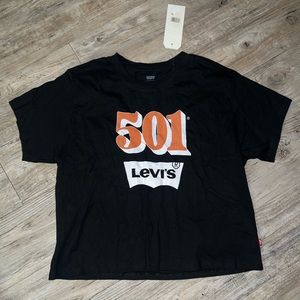 Black Levi’s Cropped Tee